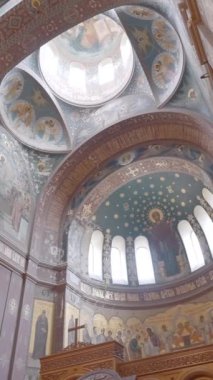 Dini resimlerle dekore edilmiş eski tavan manzarası inanılmaz. Başla. Eski bir kilise ya da tapınağın içine bak.