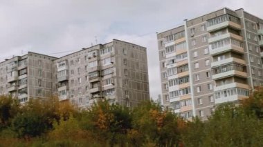 Yaz şehrinin uyuma alanı mimarisi detayları. Stok görüntüleri. Eski moda konut evleri