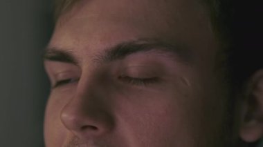 Adam bilgisayar ekranına bakıyor ve kazanıyor. Şarjör. İnsan ya kodu başarıyla yarattı ya da bilgisayar oyunu kazandı. Oyuncu veya programcı bilgisayar ekranına bakmaktan memnun. 