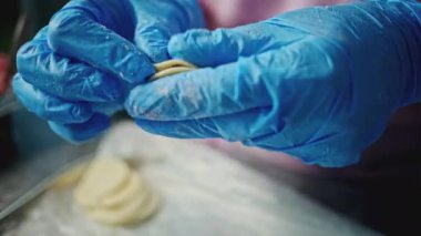 Hamur köftesi pişirme ve modelleme. Şarjör. Endüstriyel hamur köfteleri satışı. El yapımı endüstriyel hamur köfteleri.