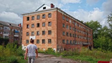 Küçük bir köyde terk edilmiş tuğla evler. Şarjör. Köyde terk edilmiş eski tuğla evler. Yaz günü köyde boş bir apartman var.. 