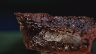 Bulanık bir arkaplanda parlak taş mineralini kapat. Stok görüntüleri. Doğal kaynaklar kavramı