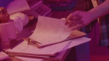 Matematikçi hesaplamalara bakıyor. Medya. Laboratuvarda defter üzerine matematik notları. Matematiksel hesaplamalar ve kayıtlara sahip deneysel oda. 