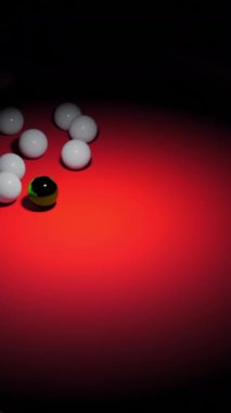 Üç boyutlu bilardo animasyonu. Tasarım. Bilardo masasındaki top üçgeninden seçici ışık. Bilardo toplarının kırılma üçgeni.