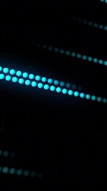 Noktalardan parlayan çizgiler. Hareket. Siyah arkaplanda parlak neon çizgileri. Noktalı dijital çizgilerin güzel neon akışı.