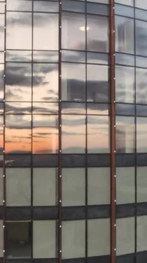 Ofis pencereleri ve gökdelendeki hava manzarası. Stok görüntüleri. Birçok şirket ofisine sahip bina kira ve ticari kullanım için emlak