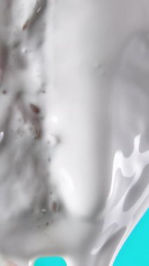 Kötü ekoloji kavramı ve plastik kirliliği sorunu. Borsa klipsi. Turuncu dilim zehirli beyaz boyayla kaplanmış.