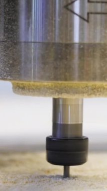 CNC 'li değirmen makinesi ahşap işi kesiyor. Medya. Fabrikadaki kesiciyi kapatın.