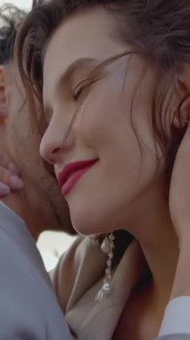 Açık hava yürüyüşü sırasında romantik bir çiftin şehir randevusu. Başla. Mutlu genç milenyum aşkı kadın ve erkek güçlü rüzgarda birlikte sarılıyor.