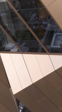 Ofis pencereleri ve gökdelendeki hava manzarası. Stok görüntüleri. Birçok şirket ofisine sahip bina kira ve ticari kullanım için emlak