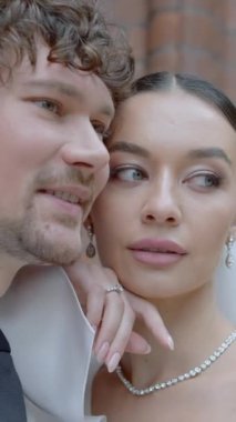 Damat ve gelini tapınakta. Aksiyon. Düğün kostümlü güzel bir çift büyük tavanlı ve dekorasyonlu bir katedralde oturuyor. Yüksek kalite 4k görüntü