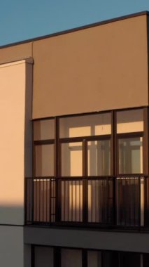 Mavi bir arka planda, güneş ışığının altındaki bir binanın havadan görünüşü. Stok görüntüleri. Tipik bir konut evine sahip şehir mimarisi