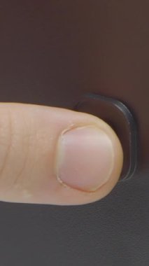 Monitör başlatma düğmesine bas. Başla. Bilgisayar veya elektronik aygıtı başlatmak için düğme. Parmak bilgisayar güç düğmesine basar.
