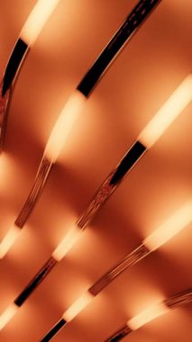 Tüplerin içinde parlak çizgiler hareket ediyor. Tasarım. Yüzeydeki kıvrımlı boruların arka planında parlak darbeler var. Parlak vuruşlar tüpler içinde hareket eder.