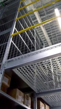 Depo. Yaratıcı. Bir depo dolusu mal için demir boş raflar. Yüksek kalite 4k görüntü