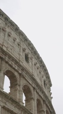 İtalya, Roma 'daki Colosseum' un alt manzarası. Başla. Antik Roma mimarisi, turistik eğlence konsepti