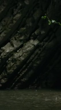 Büyük bir mağara. Yaratıcı. Aşağıdaki gölete soğuk damlalar damlayan büyük bir kaya. Yüksek kalite 4k görüntü