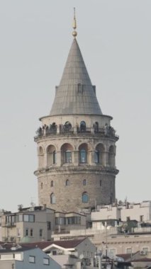 Güneşli bir öğleden sonra, İstanbul, Türkiye 'de Galata Kulesi ve binalar. Başla. Bulutlu bir arka planda şehrin eski binaları