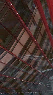 Camdan gökdelenin en üst manzarası. Stok görüntüleri. Camdan cepheli yüksek binaların modern mimarisi. İş dünyası gökdeleninin cam görünümlü köşesi.