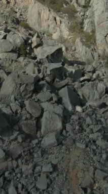 Taştan bir dağ yamacının havadan görünüşü. Vuruldu. Güneşli bir günde taşlı kayalıklar