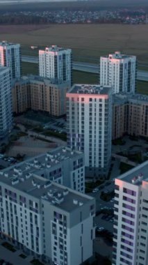 Yüksek binaları ve yeşillikleri olan güzel bir şehrin havadan görünüşü. Stok görüntüleri. Kentleşme kavramı, bulutlu arka planda evler