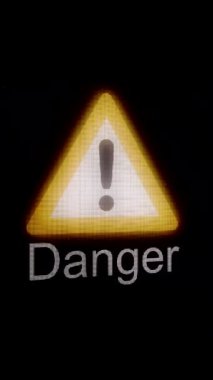 Soyut üçgen simge ve tehlike işareti. Medya. Siyah arkaplanda küçük bir pikselleştirilmiş simge. Dikey video