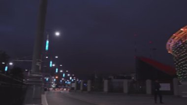 Spor arenası ve sokak ile aydınlatılmış gece şehri. Stok görüntüleri. Güzel, modern şehir bir yaz gecesinde