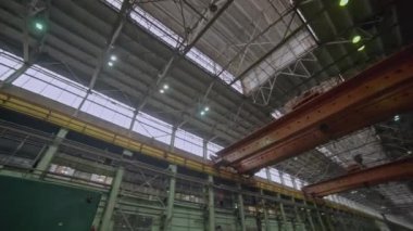 İşçilerle dolu bir fabrika. Borsa klipsi. Endüstriyel makineler ve işçilerle dolu büyük bir ahır. Endüstriyel ekipman ve işçi fabrikası. 