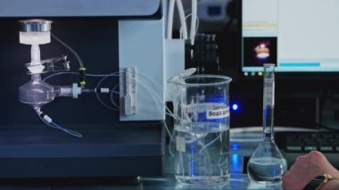 Tıp bilimi laboratuarı ekipmanları. Stok görüntüleri. Masadaki şeffaf cam mataralar ve tüpleri kapatın.