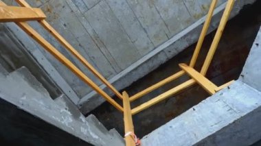 Merdivenli beton bina manzarası. Şarjör. İnşaat halindeki binanın içinde beton merdiven var. İçinde merdiven olan binanın beton yapısı. 