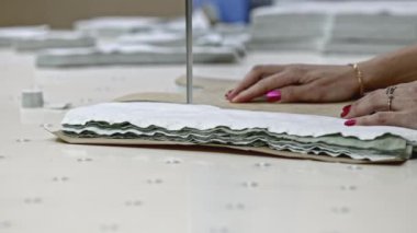Kıyafet fabrikasındaki son teknoloji aletleri kullanmayı unutma. Medya. Atölyedeki profesyonel ekipman kavramı 