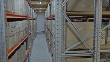 Tekstil fabrikası detayları, depo rafları. Medya. Tekstil ürünleri ve mallarla dolu büyük bir depo. Dikiş ya da mobilya üretimi