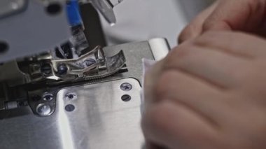 Dikiş makinesinin üzerinde çalışan bir terziye yakın çekim yap. Medya. Üretim kavramı