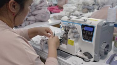 Tekstil fabrikasında işçi aktivitesi. Medya. Büyük dikiş makinesi fabrikası. 