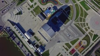 Yenilikçi Kültür Merkezi Binası. Borsa klipsi. Yuvarlak şekilli modern cam bina. Yakınlardaki şehrin arka planında modern yuvarlak şekilli mimarisi olan kültür binası. 