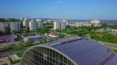 Yenilikçi Kültür Merkezi Binası. Borsa klipsi. Yuvarlak şekilli modern cam bina. Yakınlardaki şehrin arka planında modern yuvarlak şekilli mimarisi olan kültür binası. 