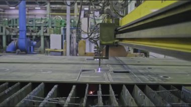 Fabrikadaki otomatik kaynak makinesi. Borsa klipsi. Metal plakaları kesen lazer makinesi. Endüstriyel üretimde kaynak yapan metal fabrikası.