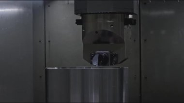 Dönen kesme makinesinde su jeti. Borsa klipsi. Metal kesme makinesi olan bir jet. Otomatik hidrolik kesme makinesi. 