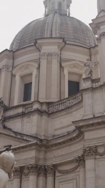 Roma-İtalya, 7-2022: Güzel antik mimari. Başla. Roma 'da Borroco mimarisi, St. Agnes Kilisesi Bazilikası beyaz gökyüzüne karşı