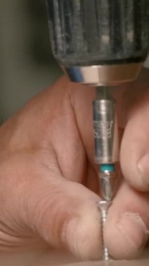 Tahtaya çivi çakan adama yakın çekim. Yaratıcı. Marangoz tahta tahtaya çivi çakar. Tahta ürünleri delmek için çivileri delmek.