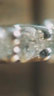 Antik altın bilezik arka plan. arka plan ile altın pırıltı. Dize elmas bilezik arka planda 4k