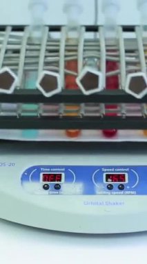 Elektronik ölçme aletleri. Tıbbi Laboratuvar testleri için cihaz. Modern laboratuvar kimyasal testi yaptıkları bilim adamı kapatın. Modern tıbbi laboratuvarda santrifüj kapasitesi. modern makine için