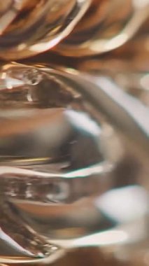 Antik altın bilezik arka plan. arka plan ile altın pırıltı. Dize elmas bilezik arka planda 4k