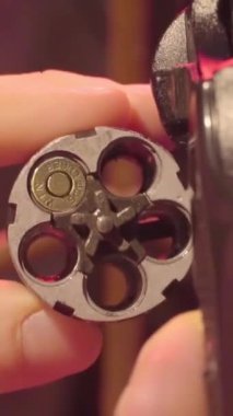Bir revolver yakın çekim davul. Tek kartuş çekim ile bir revolver Drum.