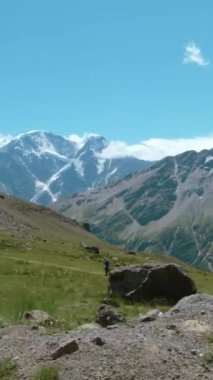 Alp dağlarının ve yeşil otların havadan çekilmiş görüntüleri. Şarjör. Dağlar, tepeler, uçurumlar, kayalar doğal manzara