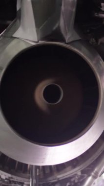 Ağır bakım altında uçak motoru. Uçak bakım, tasfiye uçak motoru. Uçak ağır bakım altında şasi.