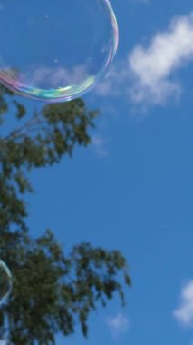 Sabun köpüğü. Sabun köpüğü mavi gökyüzü üzerinde. Büyülü bir sürü sabun köpüğü bir ahşap önünde Mısır alan üzerinde uçan parlayan. Buz kabarcıklar 4k