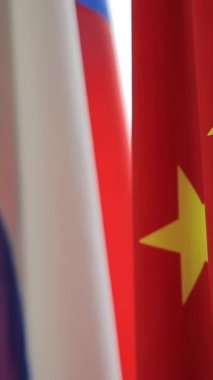 Rusça ve Çince bayrakları. Rusya ve Çin, iki gücü arasındaki işbirliğini simgeleyen iki bayrak.