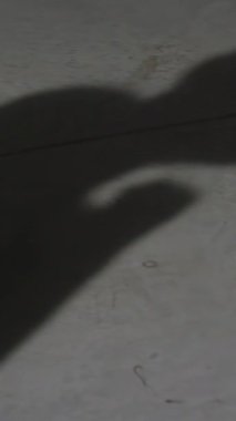 Gölge eğitim ve boks mans. Gölgesi duvara boks boxer erkek.