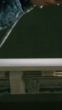 Griye boyamak. Yaratıcı. Bir adam boya spreyi sistemiyle bir odayı griye boyuyor. Yüksek kalite 4k görüntü